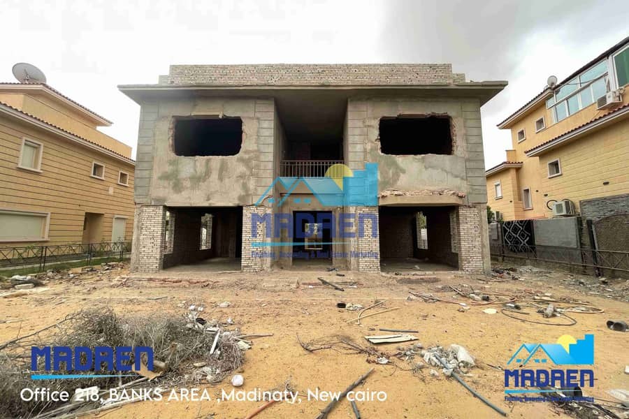 For sale in Madinaty, a Model E villa with a wide garden view at a very special price.