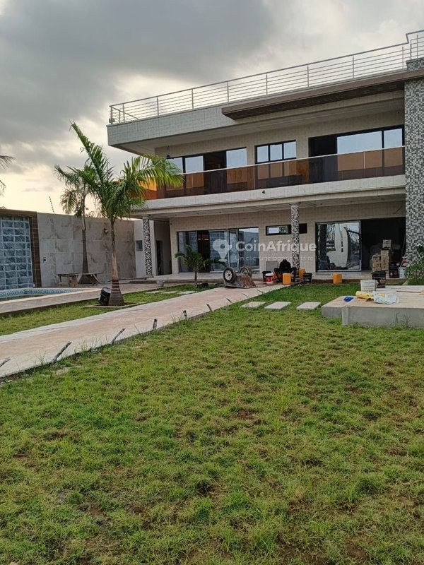 Vente villa 8 pièces à Cocody Riviera 4 M'Pouto
