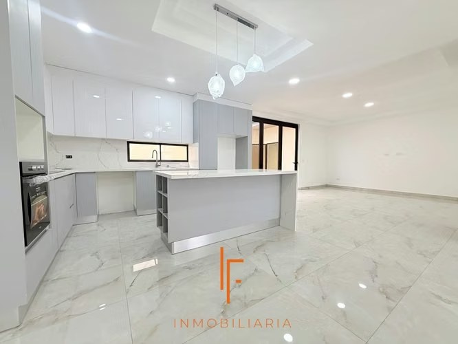 Amplia Casa 260 m2 con Vistas y 4 habitaciones en Condominio cerca de Curridabat