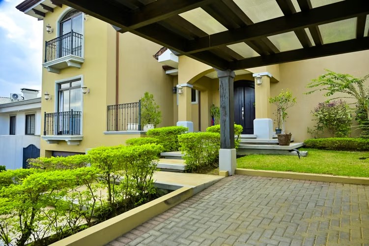 Casa de 4 habitaciones en residencial Altamonte, Curridabat