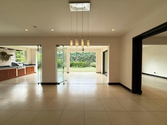 Venta Casa en Exclusivo Condominio con Amplio Jardín Santa Ana Costa Rica