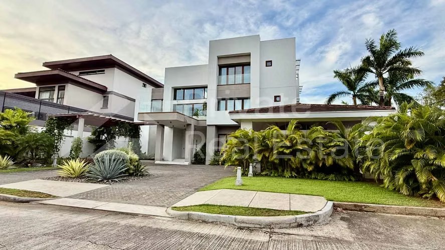 SE VENDE CASA EN COSTA DEL ESTE BALMORAL