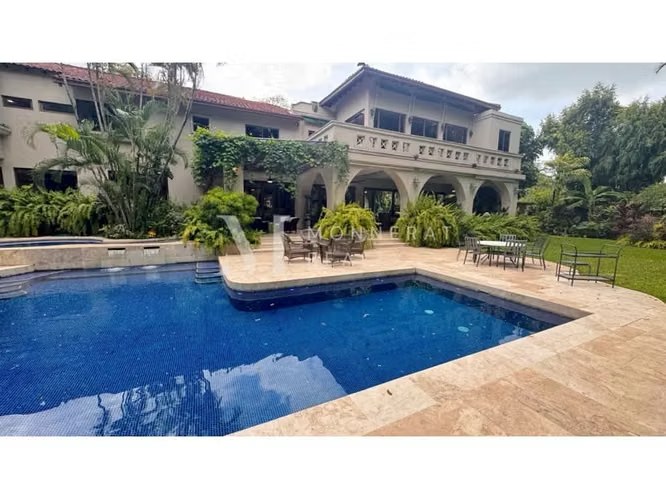 Se vende lujosa casa en Altos del Golf