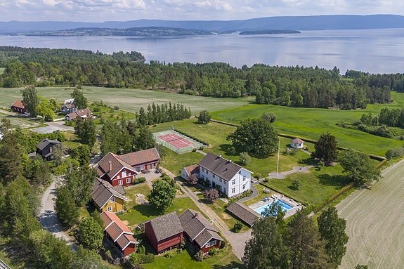 Kolbjørnrud | Vakker og herskapelig eiendom med nærhet til Oslo, egen sandstrand, molo, svømmebasseng og tennisbane