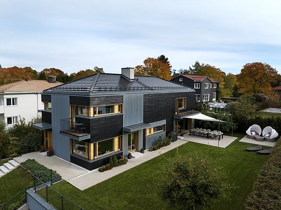 Arkitekttegnet enebolig på 531 m² i ettertraktet villastrøk. God hybel. Garasje for 4 biler. Praktfullt opparbeidet tomt