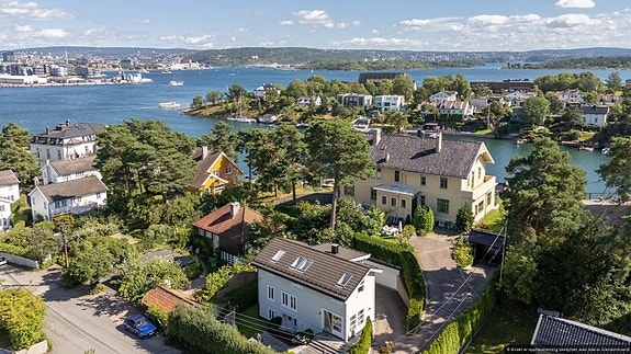 Lekker familiebolig med god standard og idyllisk beliggenhet | Sjønært og rolig | Bergvarme og dobbelgarasje.