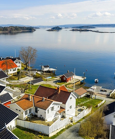 Sjelden mulighet på idylliske Konglungøya - To boenheter - Egen brygge - Gode solforhold - Flere uteplasser - Garasje
