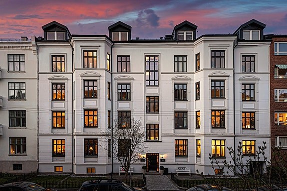 Påkostet, lys & gjennomgående selveier på 147m² | Hybeldel m/sep. inngang | Balkong på 7m² | Rosett & brystninger | Peis