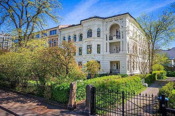 Elegant herskapsleilighet. Heis & utsikt. Betydelig påkostet, høy standard. Vakre rom, gulvvarme, aircon. Garasjeleie