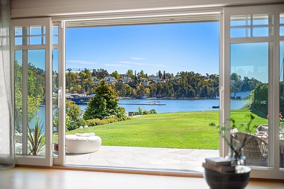 Sentrumsnær sjøeiendom m/ brygge, fantastisk utsikt og sol hele dagen - Praktikantdel - Høy standard