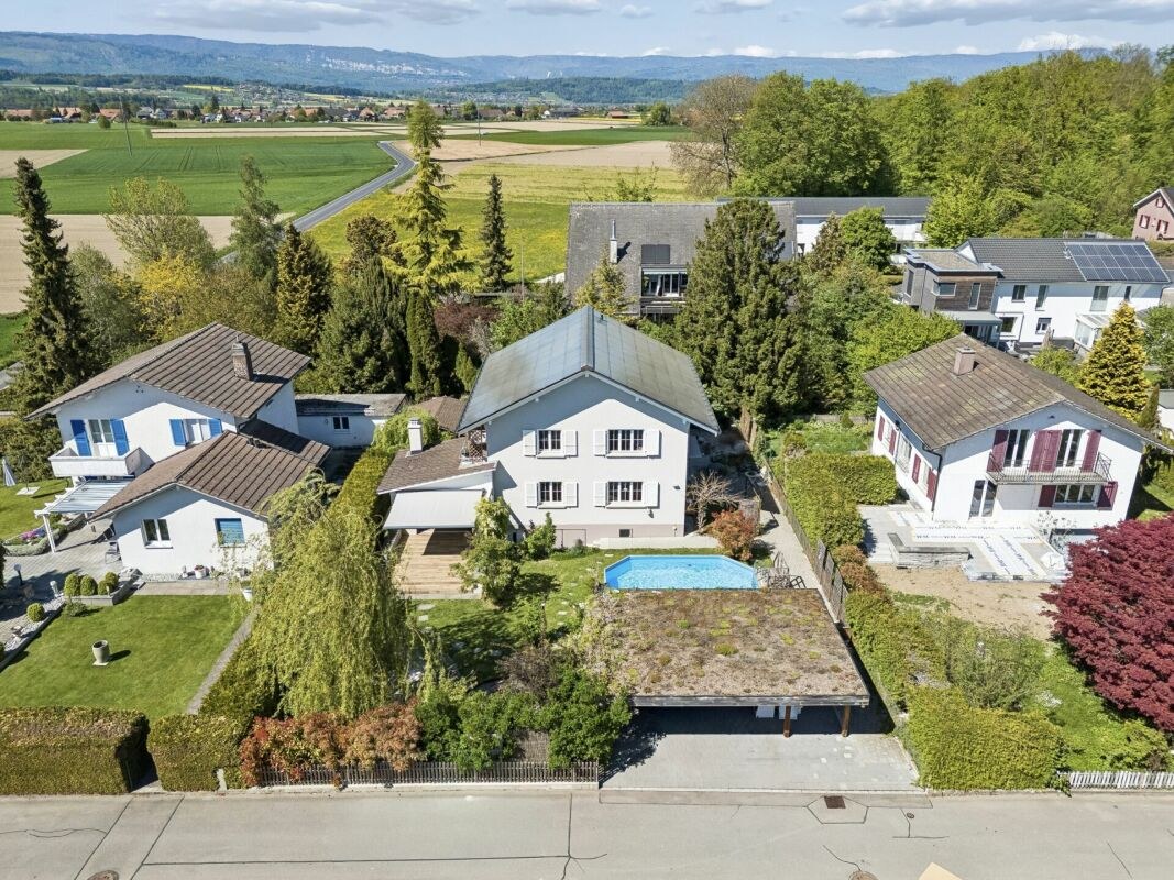Renovated 6.5-room single-family house with style, modern living comfort, and garden oasis
