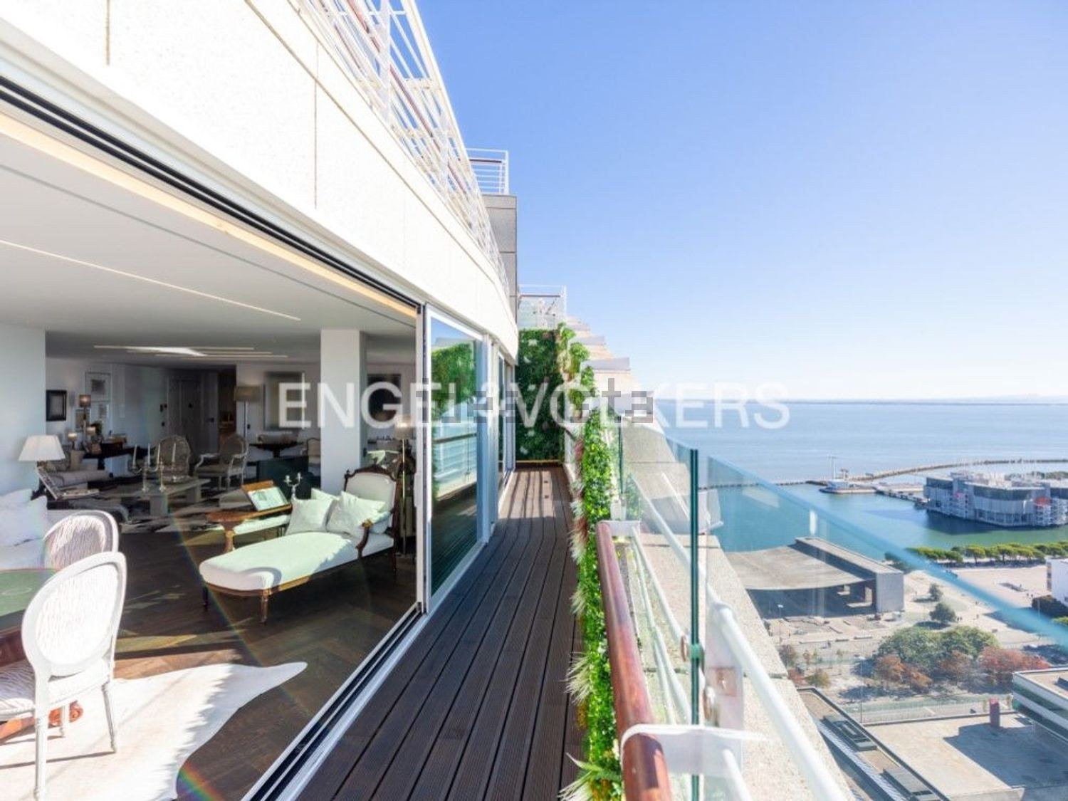 Apartamento t4 à venda na Avenida do Pacífico