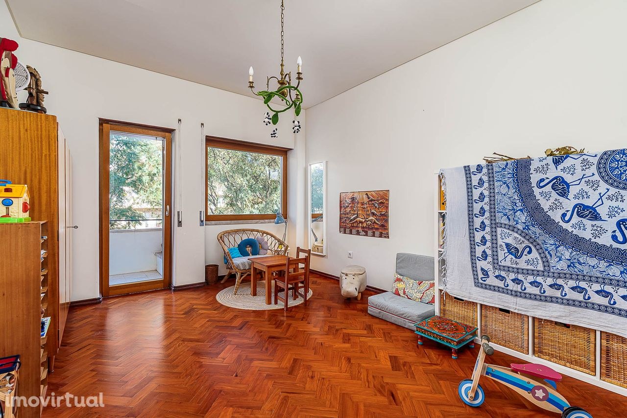*** Apartamento renovado com varanda e estúdio na Av. Conde Valbom ***