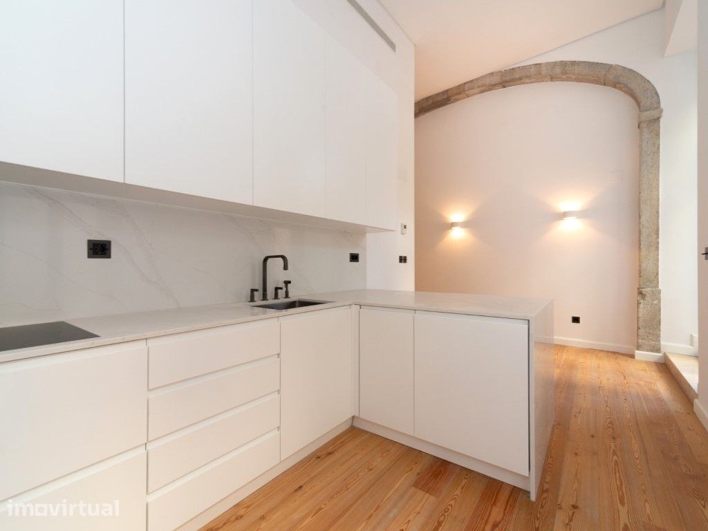 Loft T3 com pé direito duplo e 2 lugares de garagem totalmente recu...