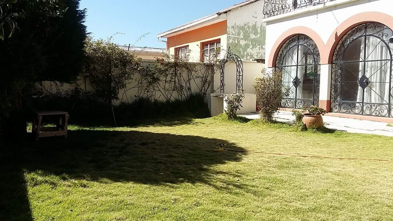 Hermosa casa con jardin por la plaza España