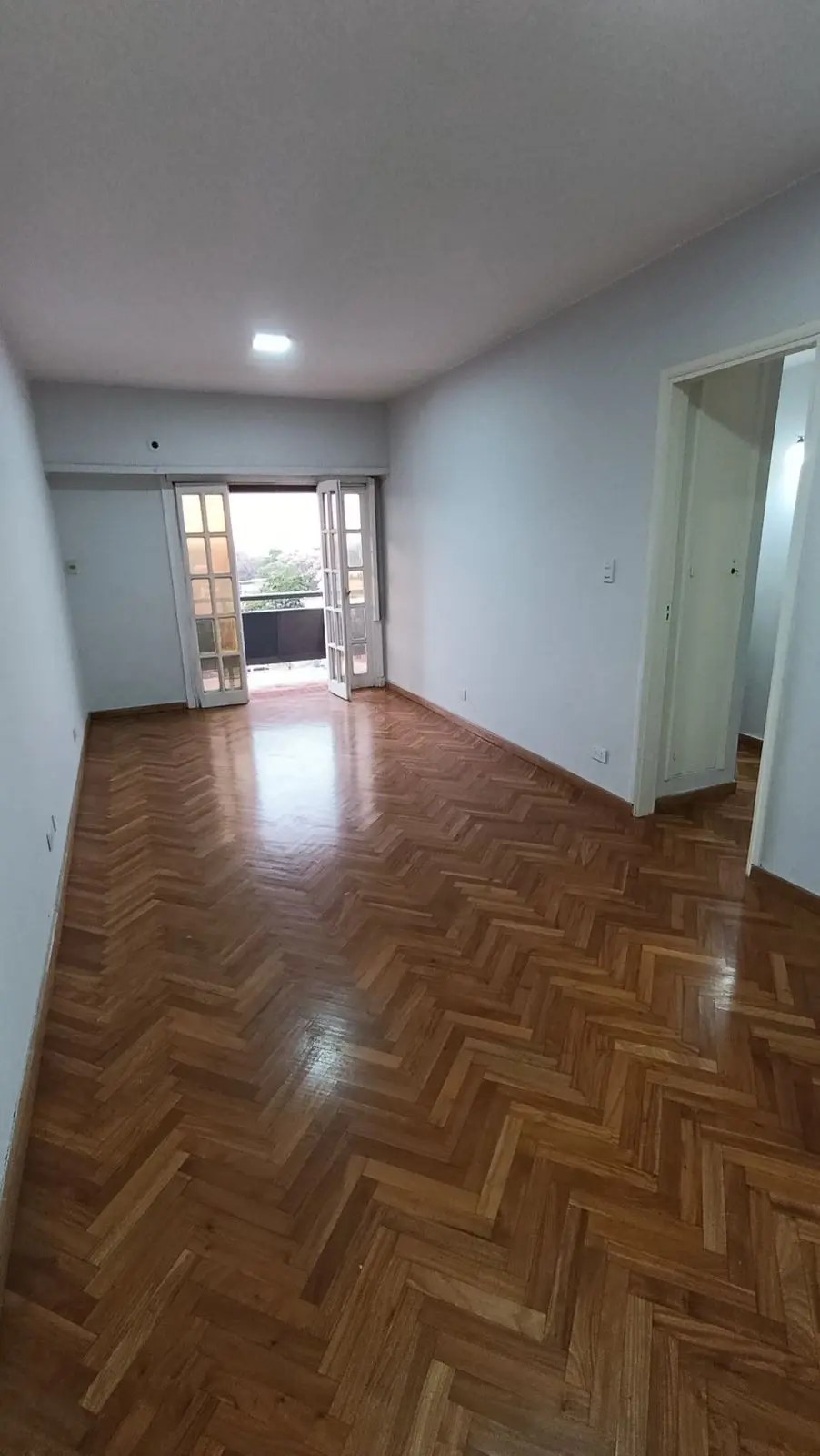 Departamento en venta frente a la Plaza Uruguaya – ubicación privilegiada en el corazón Asunción (4.º piso)