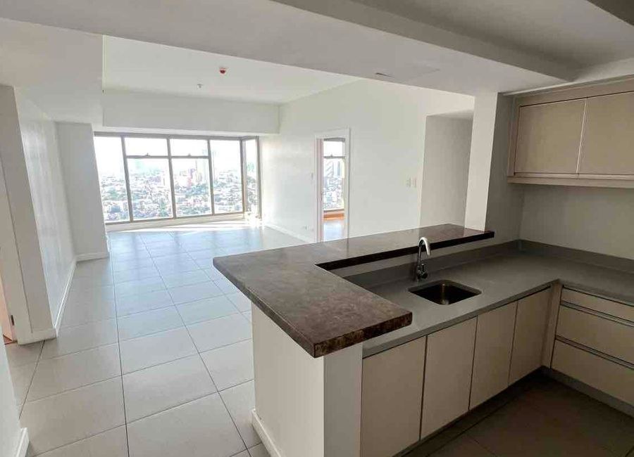 Condo For Sale in Greenhills