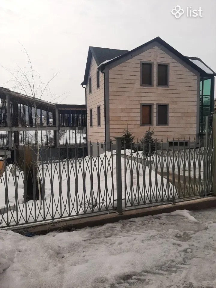 6 room apartment in a new building in Tsakhkadzor, 5 sq.m., 3+ bathrooms, high ceilings