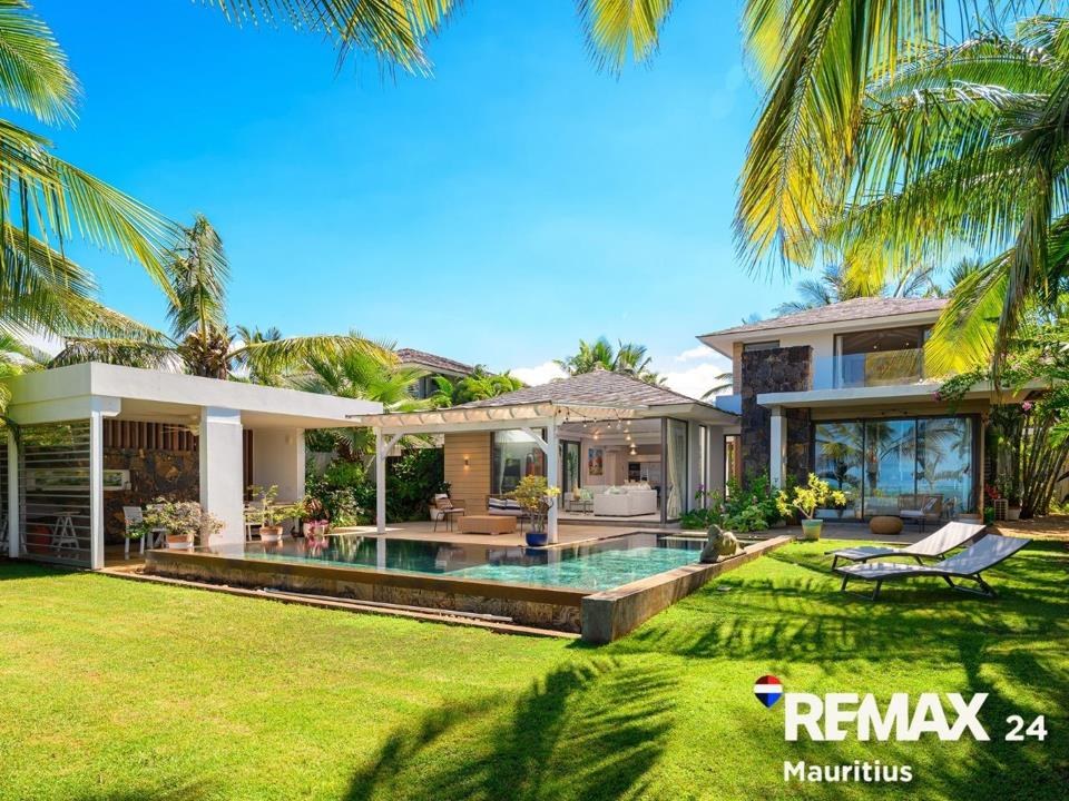 4 Bedroom House for Sale in Roche Noire