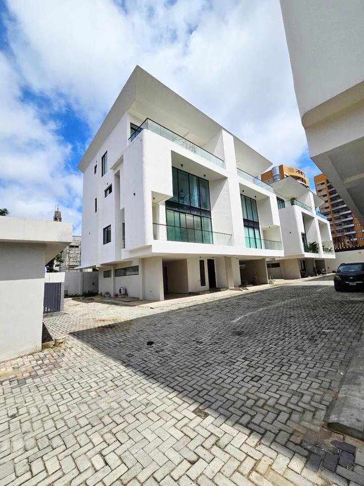 4 Bedroom House for Sale in Ikoyi-obalende