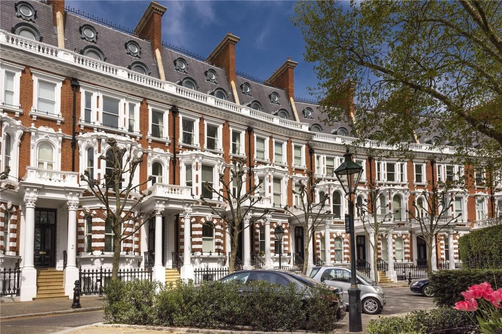 2 bedroom apartment for sale in Observatory Gardens, London, W8