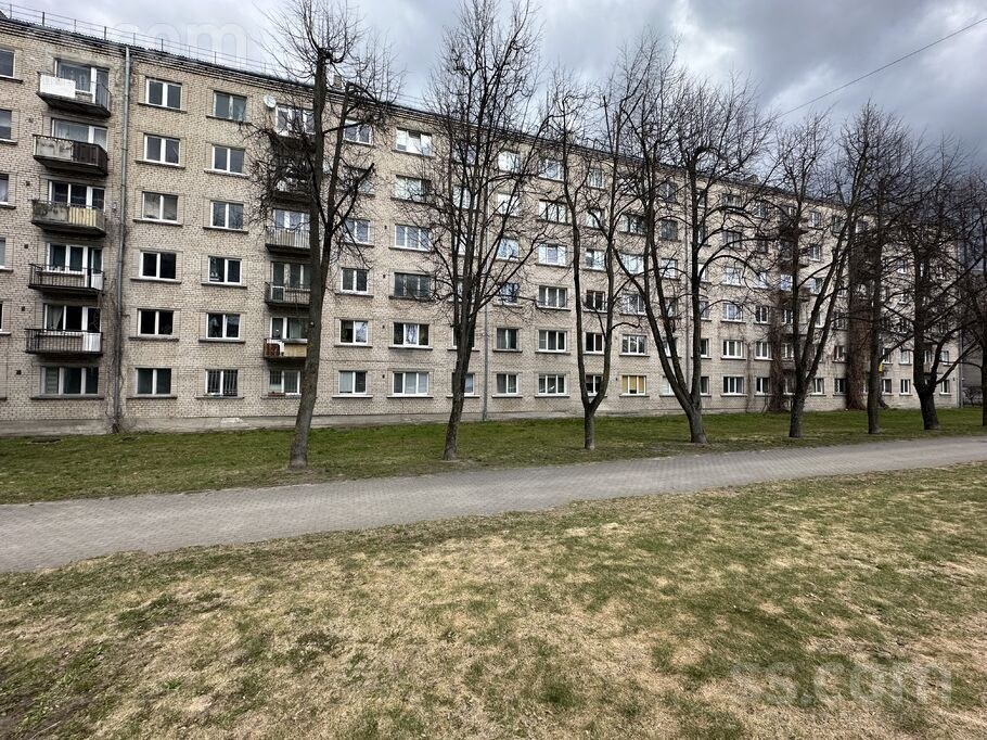 Pārdod 3 istabu dzīvokli Hruščova laika ēkā pirmajā augstajā