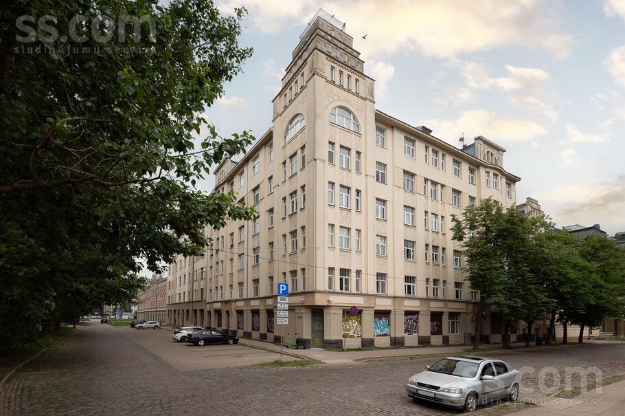 Klusais centrs. Gaišs, plašs un mājīgs divu līmeņu dzīvoklis