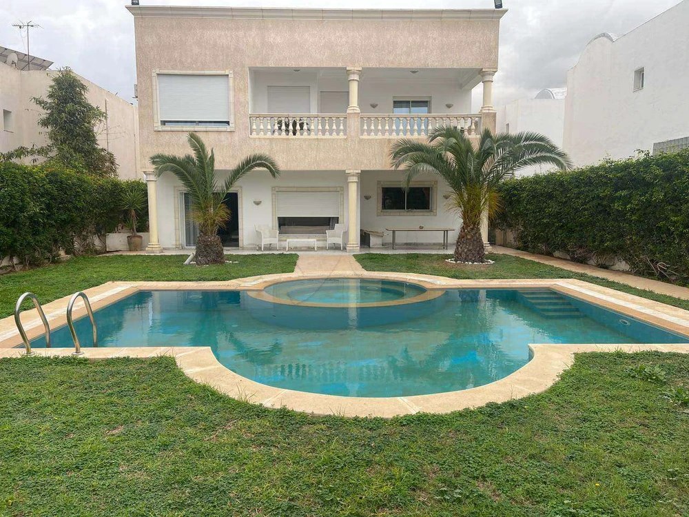 A vendre à Hammamet une grande villa S+4 de 500 m² / 840 m² de terrain